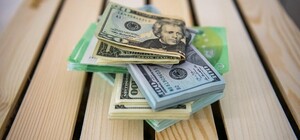 Доллар — на 25 копеек, евро — на 30: в Украине резко вырос курс валют