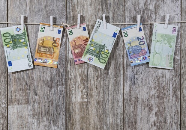 Курс валют в Украине 1 октября 2023: сколько стоит доллар и евро. 