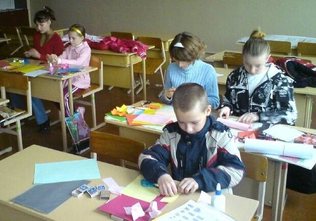 В Краснодоне из-за шахтной выработки разрушается школа. Фото: ecity.cn.ua