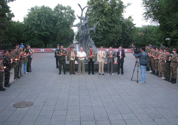 Вахта памяти проходила возле Пилона Славы. Фото: irtafax.com.ua