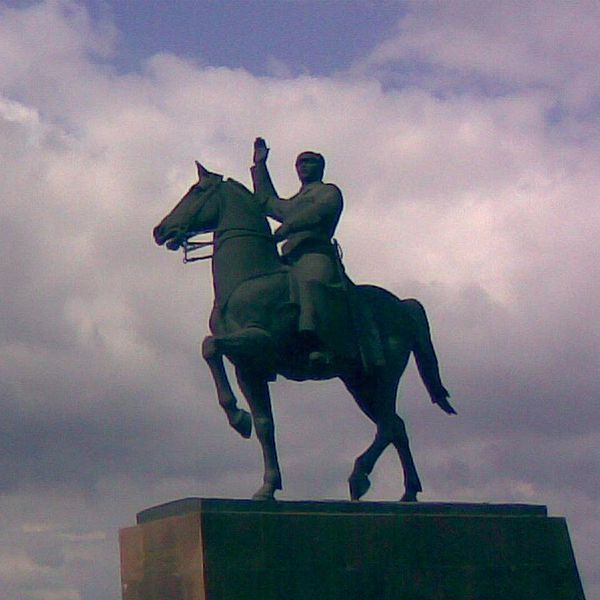 Иллюзионист утверждает, что смог бы заставить раствориться памятник Ворошилову.  Фото: wikipedia.org