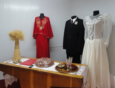Ведущих свадебных церемоний оденут в специальную форму. Фото: lugansk.comments.ua