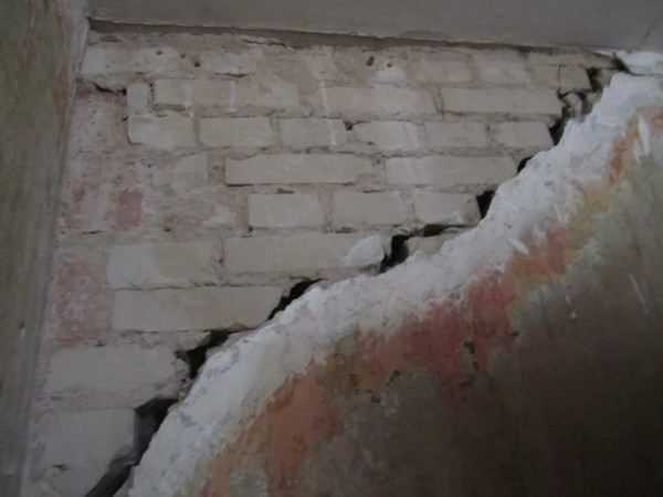 Почему отошла стена. Трещина в кирпичной стене. Трещина в стене многоквартирного дома. Трещины в перегородках. Проем трещины обрушения в кирпичной стене.