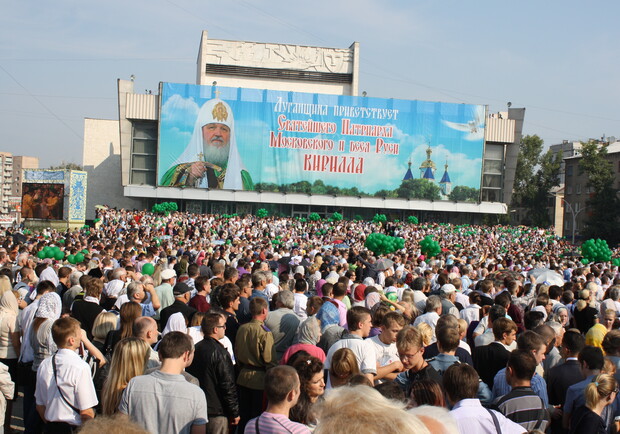 В центре Луганска Патриарх Кирилл проводит божественную литургию.