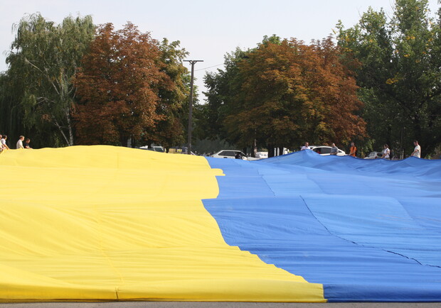 В Луганске развернули 50-метровый флаг Украины.
