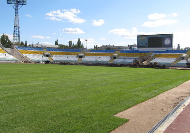 На «Авангарде» уложен новый газон. Фото: lugansk-football.com