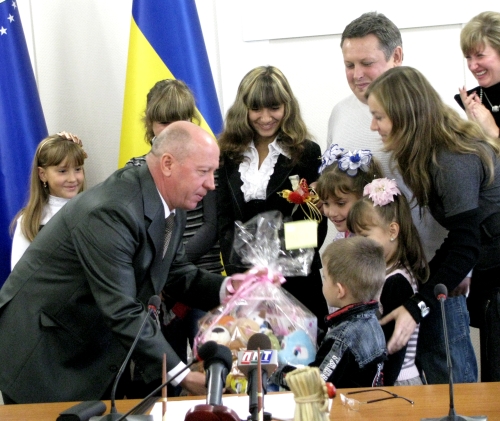 В Луганске поздравляли приемные семьи. Фото: www.ostro.org