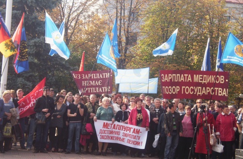 В центре Луганска  профсоюзники  требуют "достойной жизни". Фото: www.ostro.org