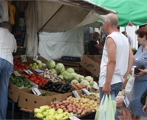 Для того, чтобы луганчанам было удобнее добраться до рынка, изменили маршруты. Фото: vgorode