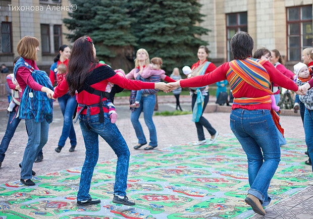 Танец слингомам. Фото Алены Тихоновой