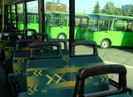 Новые автобусы возят пенсионеров там, где отказываются частные перевозчики. Фото:  lugansk.comments