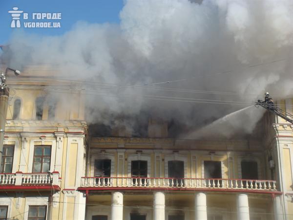 Пожар в здании 7 поликлиники не утихал 10 часов. Фото: vgorode. 