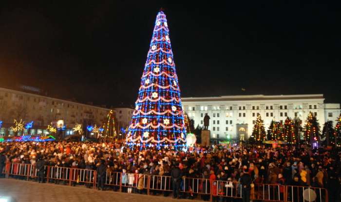Новогодняя елка на театральной площади засияет в день Святого Николая. Фото: gorod.lugansk.ua