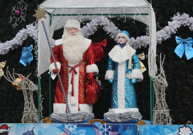 Дед Мороз и Снегурочка уже заняли свои места. Фото: lg.vgorode.ua