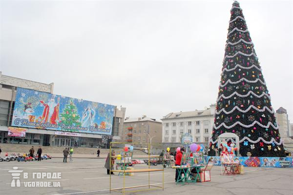 Луганск уже готов к Новому году. 