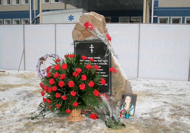 Памятный знак на месте взрыва был установлен в прошлом году. Фото: luganews.com