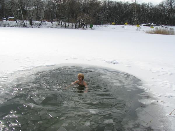 Обычная температура родниковой воды в Чистом озере +2 градуса. Фото Татьяны Пискун с сайта eisberg.narod.ru