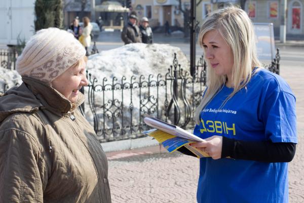 Волонтеры рассказывали жителям Луганска о выборах и спрашивали о том, как сделать их честными. Фото ДЗВІН