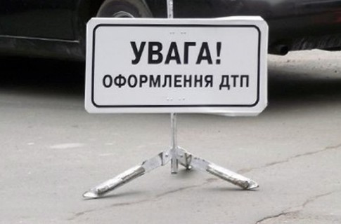Из-за аварии пострадали люди, пострадавшие на остановке. Фото sai.gov.ua