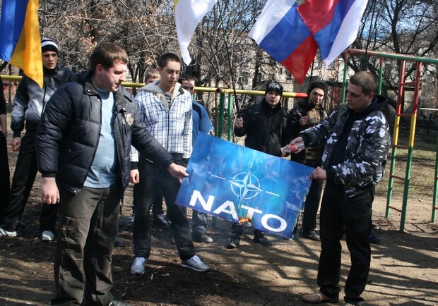 В Луганске сожгли флаг НАТО - за объединение славян. Фото: www.luganews.com