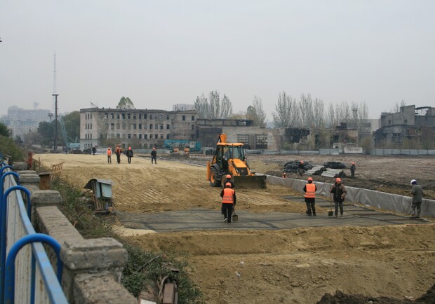 Строительство путепровода на Советской не помешает работе рынка на "Пархоменко". Фото: luganews.com