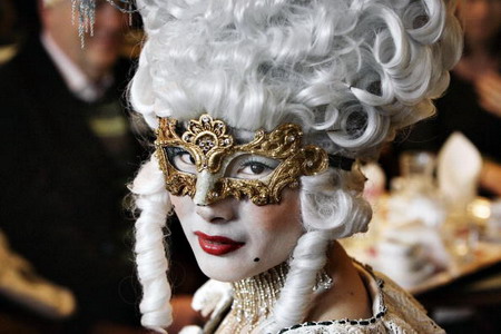 В Луганске устраивают венецианский карнавал. Фото: evropa.org.ua