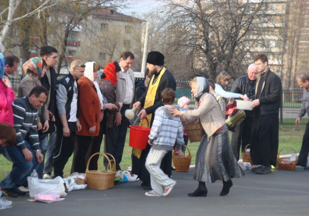 Новость - Досуг и еда - Фотофакт: луганчане святят куличи в Великую субботу