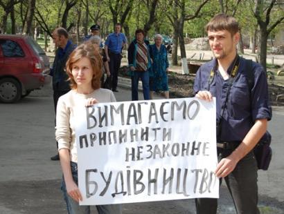 Жители считают строительство здания перед их домом незаконным. Фото: polemika.com.ua