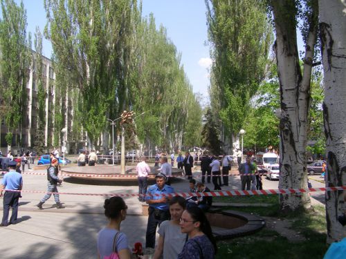 Студент получил травмы от взрыва в районе парка имени Глобы. Фото: litsa.com.ua