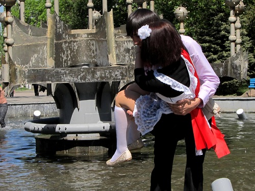 Новость - События - Последний звонок в Луганске - 2:  выпускники бросают друг друга в фонтаны и пьют шампанское
