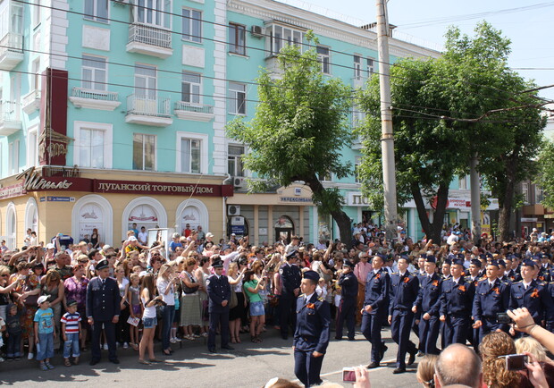 В Луганске празднуют День Победы.