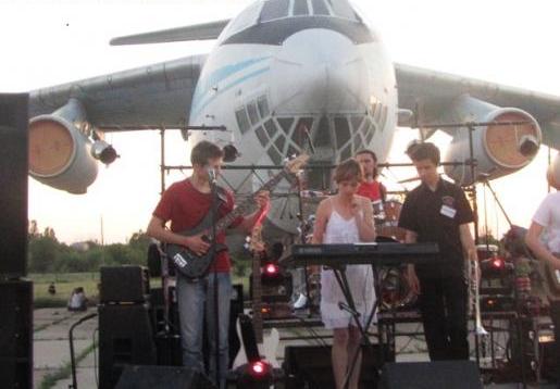 Украинские рок-группы выступили в Луганском авиамузее. Фото: polemika.com.ua
