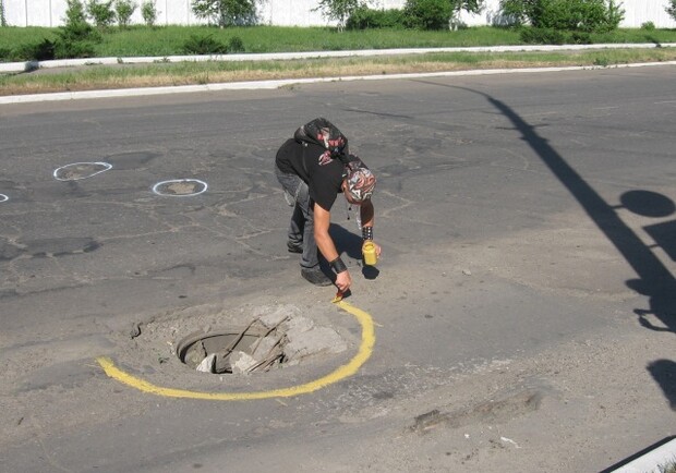 Теперь в Лисичанске ямы на дорогах обведены краской. Фото: www.lisichansk.in.ua