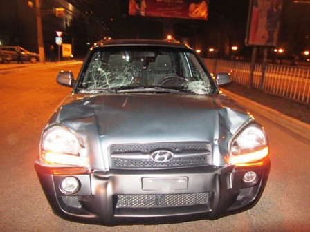 Hyundai Tucson обогнал остановившиеся машины и сбил на пешеходном переходе двух человек.Фото УМВДУ в Луганской области. 