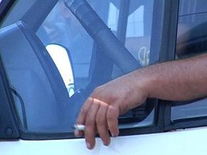 Водитель не имеет право курить за рулем. Фото: korrespondent.net