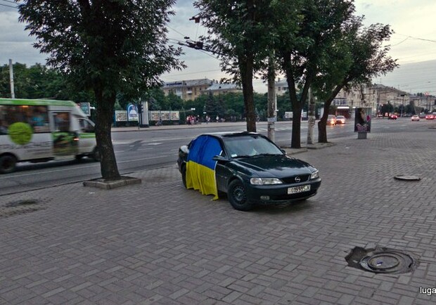 Новость - События - Фотофакт: перед Днем Конституции в Луганске машины "одевают" в флаги