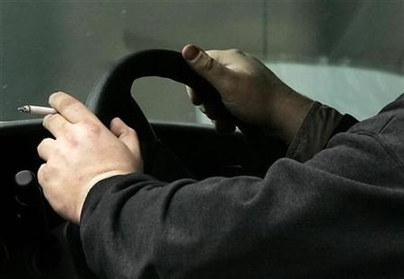 Луганские водители продолжают курить за рулем. Фото: yesismoke.com