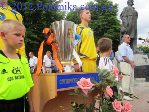 Луганчанам показали Суперкубок показали возле памятника Шевченко. Фото: polemika.com.ua
