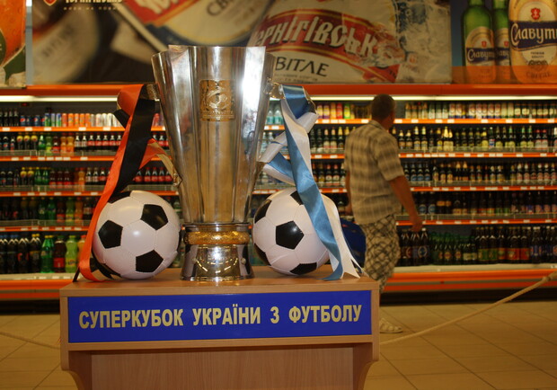 Новость - Спорт - Луганчане фотографируются на фоне Суперкубка и... пива