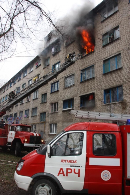 Спасатели называют верхние этажи высоток - мертвой зоной. Фото: МЧС в Луганской области