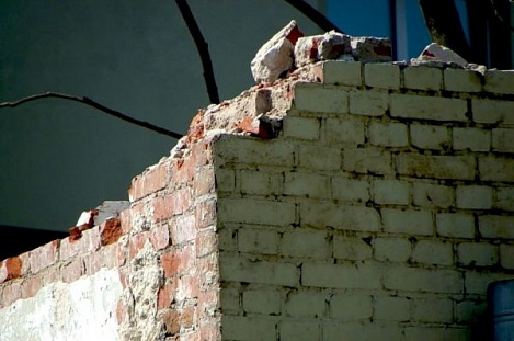 В Луганске ликвидируют аварийное здание недостроенного бассейна, которое стало притоном. Фото: votkinsk.net