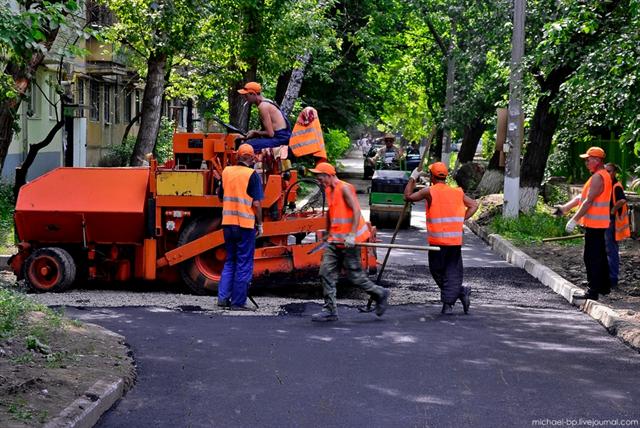 Уже скоро осень - а в Луганске продолжают ремонтировать дороги. Фото Михаила Погарцева. 