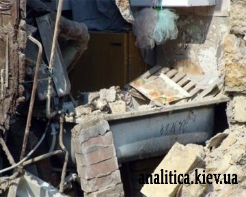 В Антраците обрушились стены дома. Фото: analitica.kiev.ua