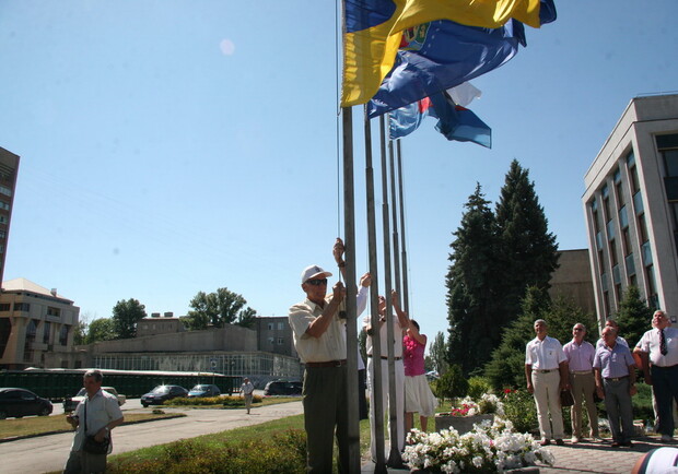 В Луганске в честь Олимпиады в Лондоне  подняли флаги. Фото: gorod.lugansk.ua