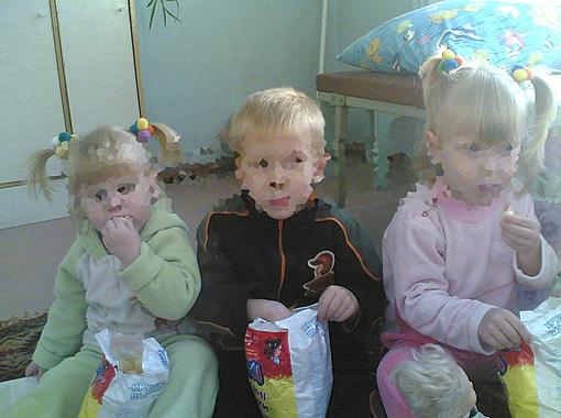 Катя,Ваня и Лиза попали в "образцовую" семью извергов. Фото: kp.ua