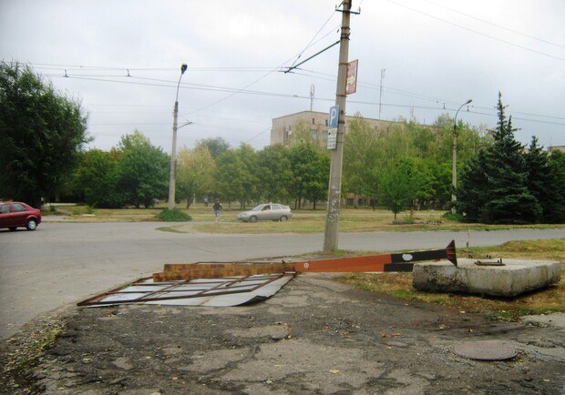Из-за непогоды в Луганске валятся билборды. Фото vgorode.ua
