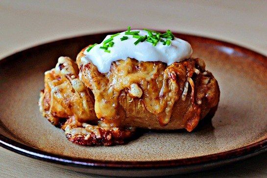 Печеный картофель с сыром. Фото: cook.i.ua