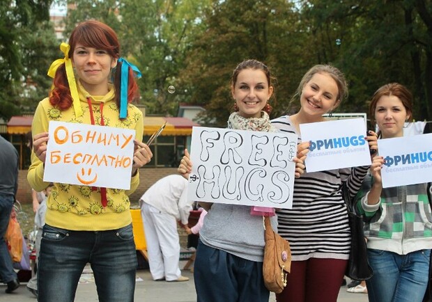 Молодежь поздравляла луганчан с праздником объятиями. Фото: www.luganews.com