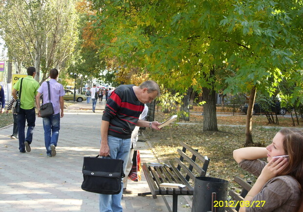 Луганчан удивили и заинтересовали книги на лавочках города. Фото: gorod.lugansk.ua