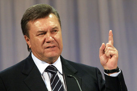 Янукович снова оговорился: "Когда увидишь своими руками, глазами потрогаешь". Фото: transkarpatia.net
